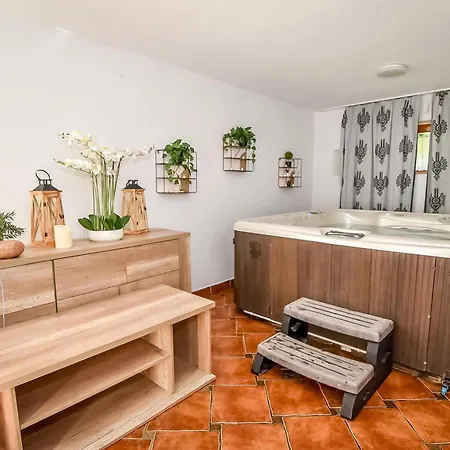Anna Bukowina Jacuzzi & Sauna Chalé *